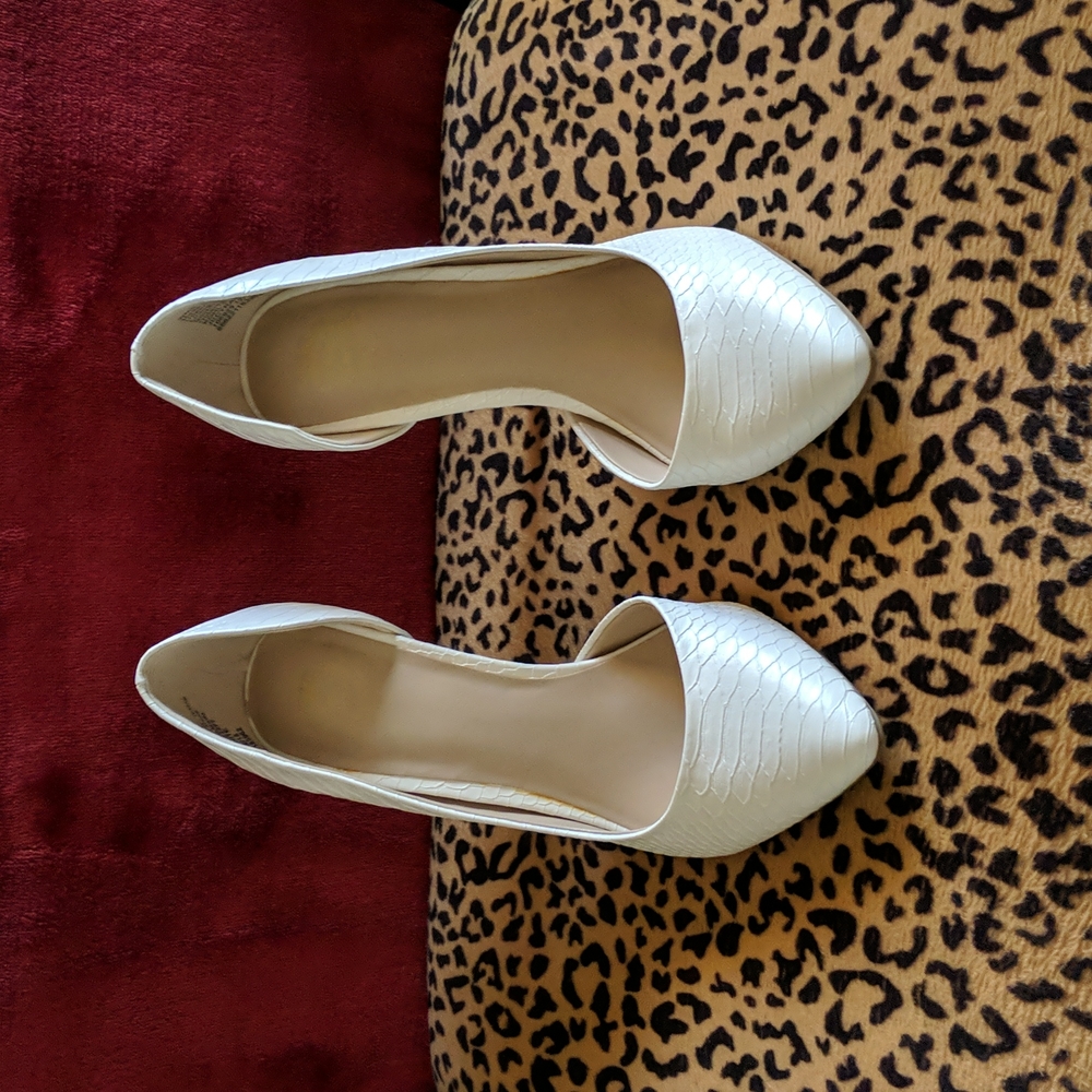 Juicy Couture White heels 6 1/2 Med